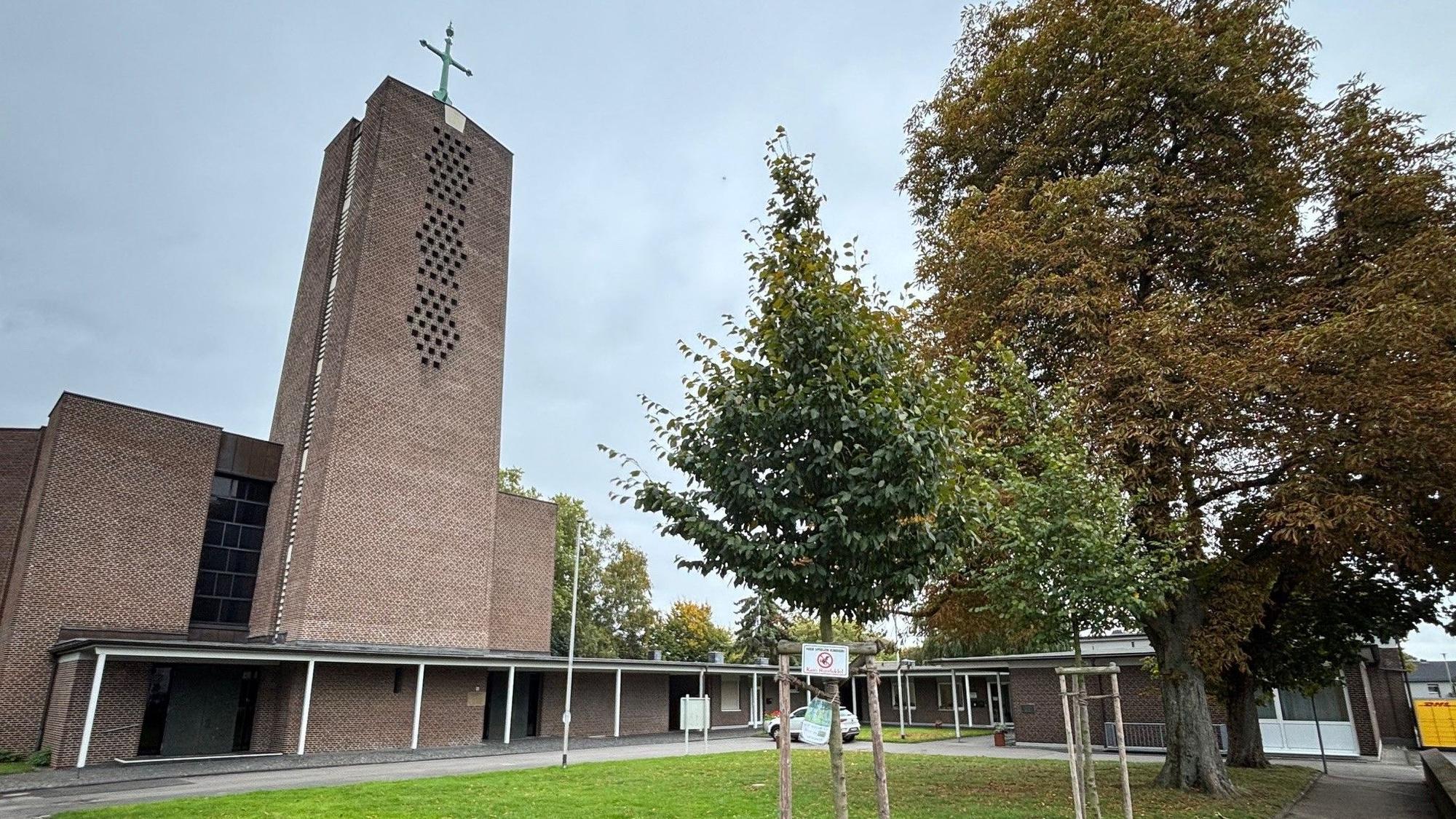 Auf dem Bild ist die Kirche St. Ulrich in Buschbell zu sehen.