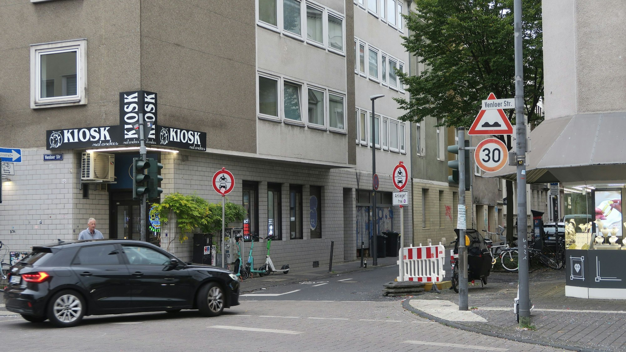 Ein Auto biegt von der Venloer Straße in die Piusstraße ein,