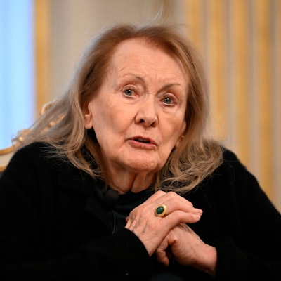 Die französische Schriftstellerin Annie Ernaux, Gewinnerin des Literaturnobelpreises 2022, nimmt an einer Pressekonferenz teil.