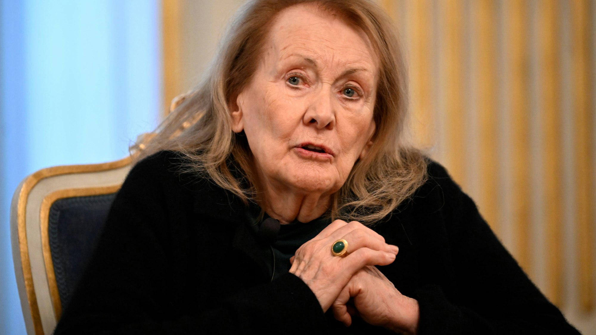 Die französische Schriftstellerin Annie Ernaux, Gewinnerin des Literaturnobelpreises 2022, nimmt an einer Pressekonferenz teil.