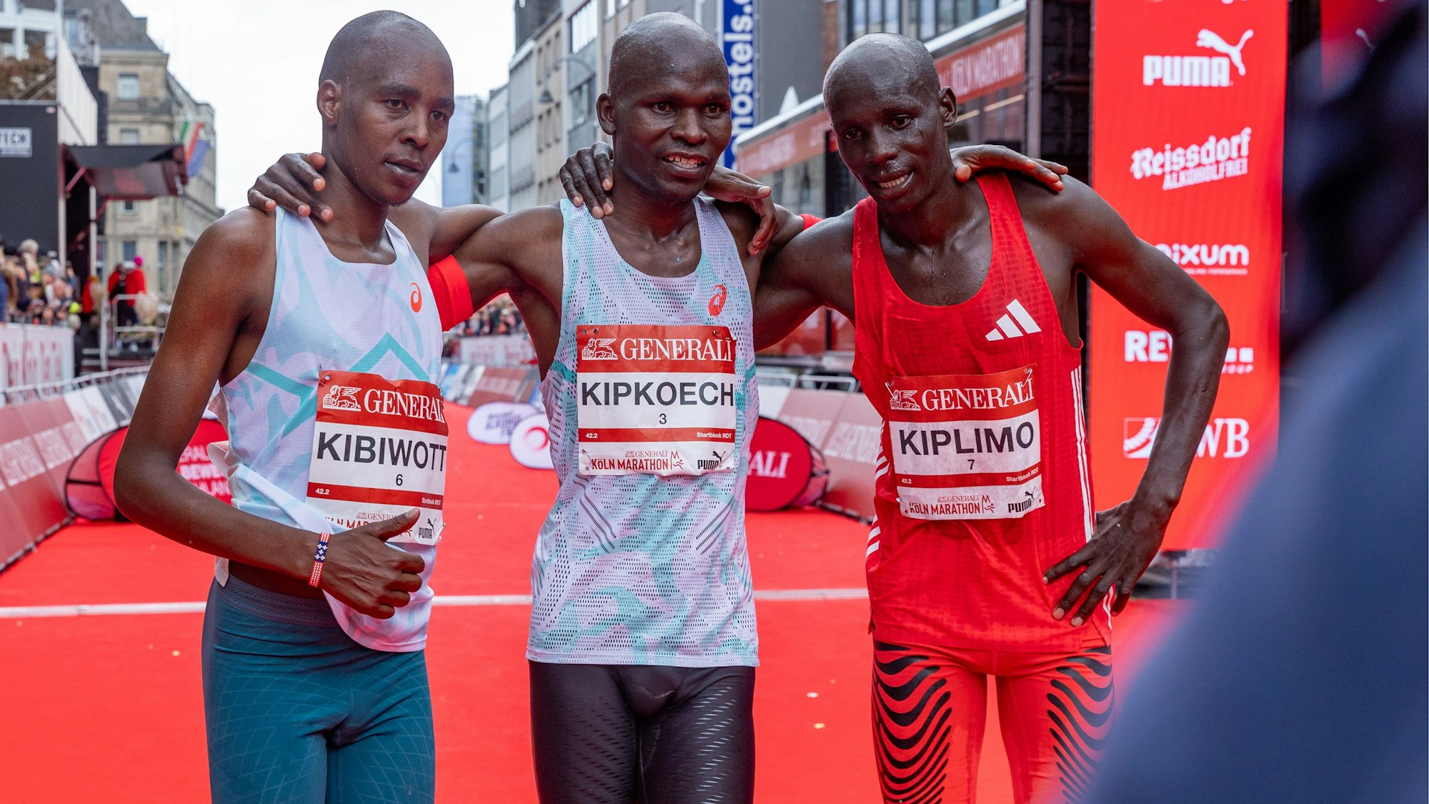 Das Sieger-Trio mit Topzeiten: Barnaba Kipkoech (Mitte) lief in 2:06:54 Stunden einen neuen Streckenrekord vor Boniface Kibiwott (2:08:15) und Onesmus Kiplagat Kiplimo (2:08:33).