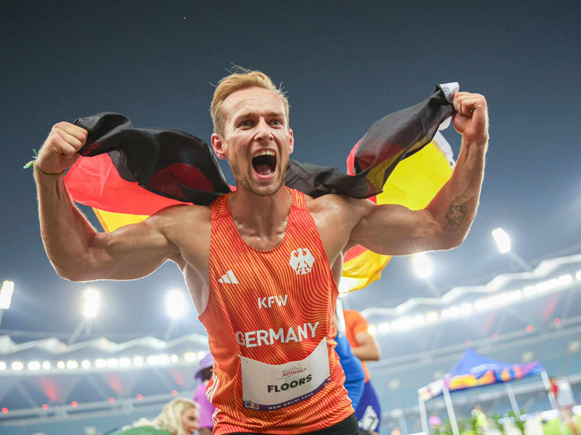 Johannes Floors jubelt nach seinem Goldlauf über 400 Meter mit einer Deutschland-Flagge.