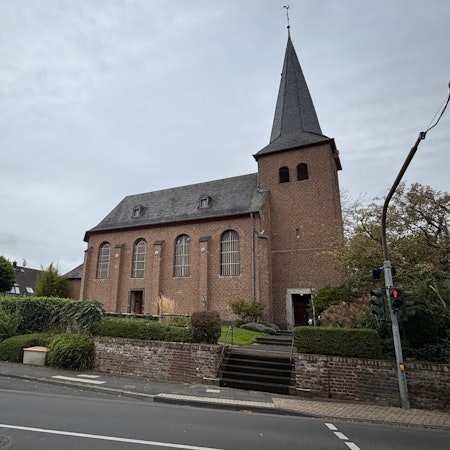 Auf dem Bild ist eine alte Backstein-Kirche zu sehen.