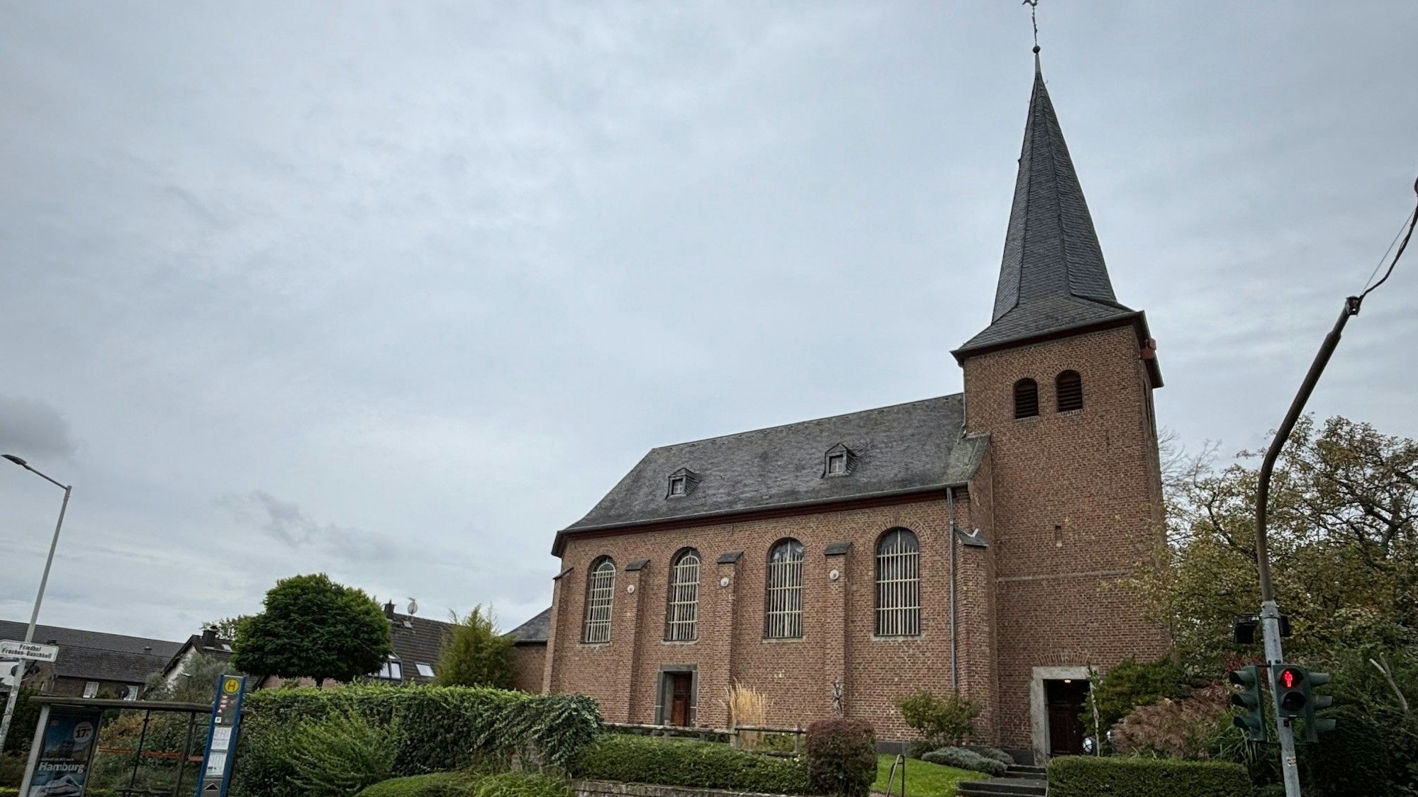 Auf dem Bild ist eine alte Backstein-Kirche zu sehen.