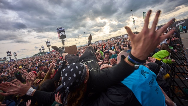 Nürburg: Ein Besucher wird beim Crowdsurfen beim Auftritt der „Beatsteaks“ beim 40. Rock am Ring im Juni 2025 durchs Publikum gereicht.