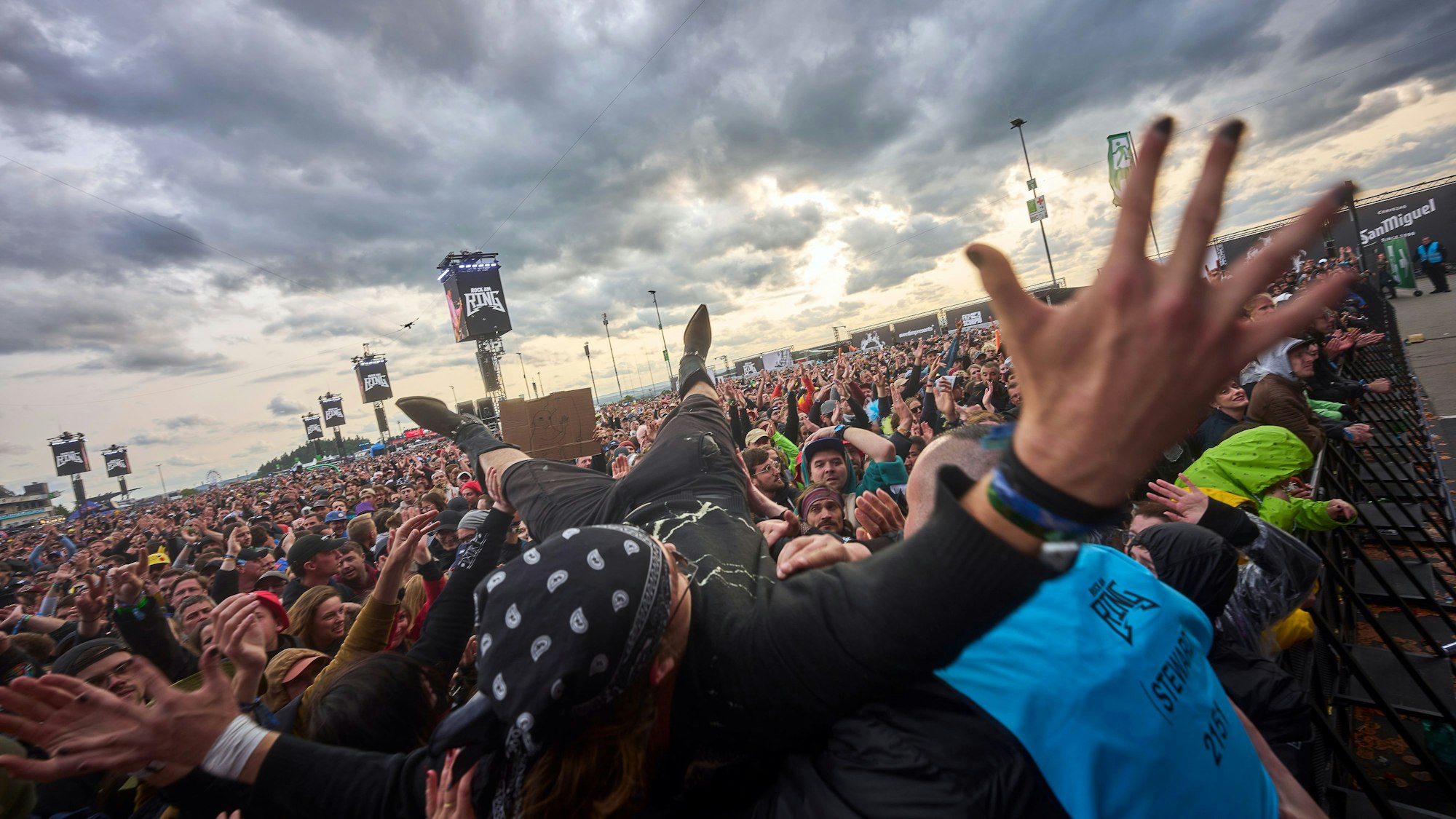 Nürburg: Ein Besucher wird beim Crowdsurfen beim Auftritt der „Beatsteaks“ beim 40. Rock am Ring im Juni 2025 durchs Publikum gereicht.