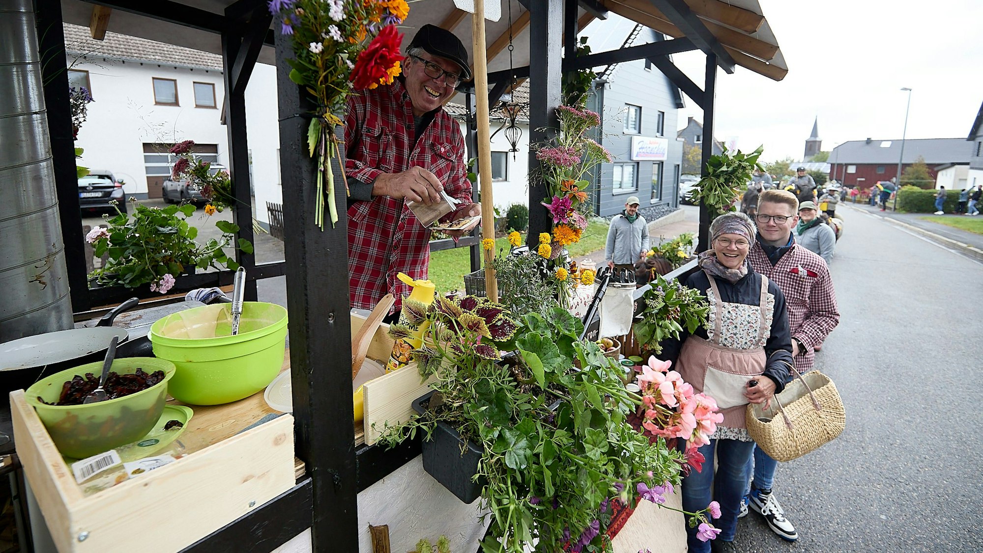 In einem mit Pflanzen verzierten Wagen werden Pfannkuchen hergestellt.