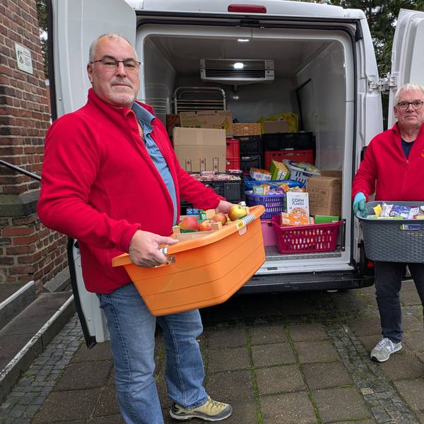 Helfer der Leichlinger Tafel laden die gespendeten Lebensmittel vor St. Johannes Baptist in den Kleintransporter des Vereins.
