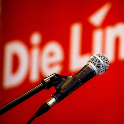 Ein Mikrofon hängt vor dem Landesparteitag der Partei Die Linke Bremen im Bürgerhaus Mahndorf vor einem Parteilogo. In einem Leitantrag zieht die Partei eine Bilanz der aktuellen Legislaturperiode. +++ dpa-Bildfunk +++
