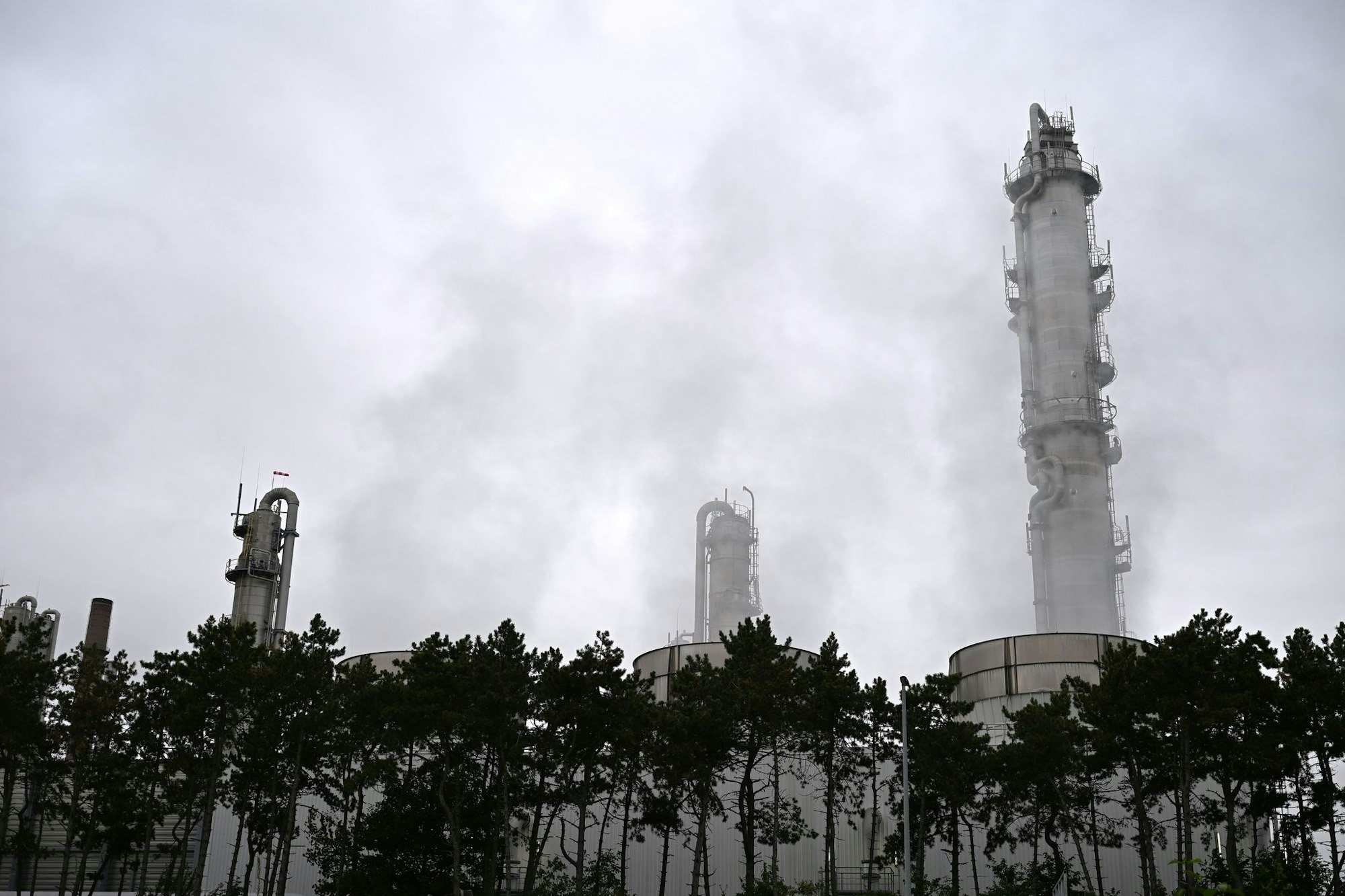 Ineos-Anlagen in Köln-Worringen: Wer in der EU Chemikalien herstellt, muss dafür relativ hohe Kosten schultern.