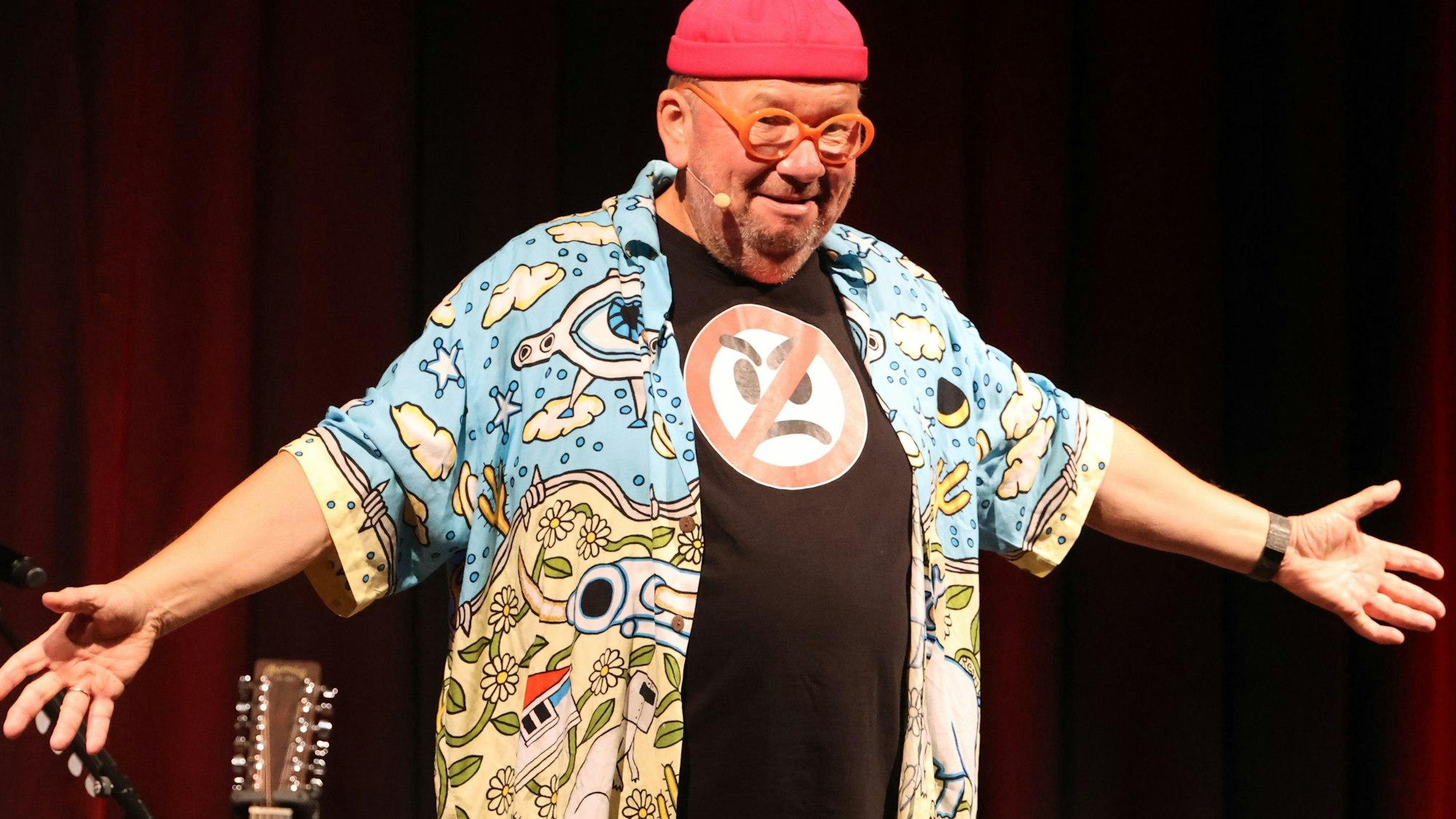 Auch in der Rolle des Antiaggressionscoachs Sören Zorn brillierte der Comedian Bernd Stelter im Bergneustädter Krawinkelsaal.