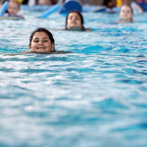 Kinder der Klasse 4b üben im Schwimmbad Düsselstrand Schwimmen.