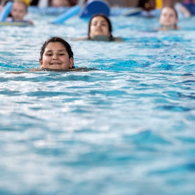 Kinder der Klasse 4b üben im Schwimmbad Düsselstrand Schwimmen.