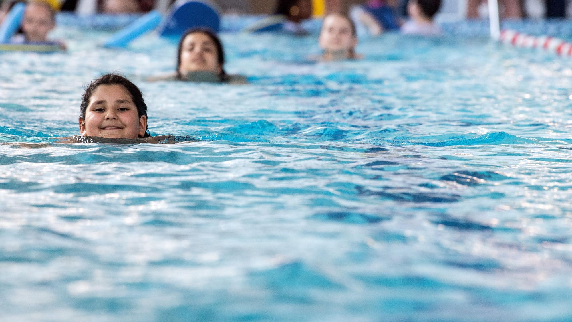 Kinder der Klasse 4b üben im Schwimmbad Düsselstrand Schwimmen.