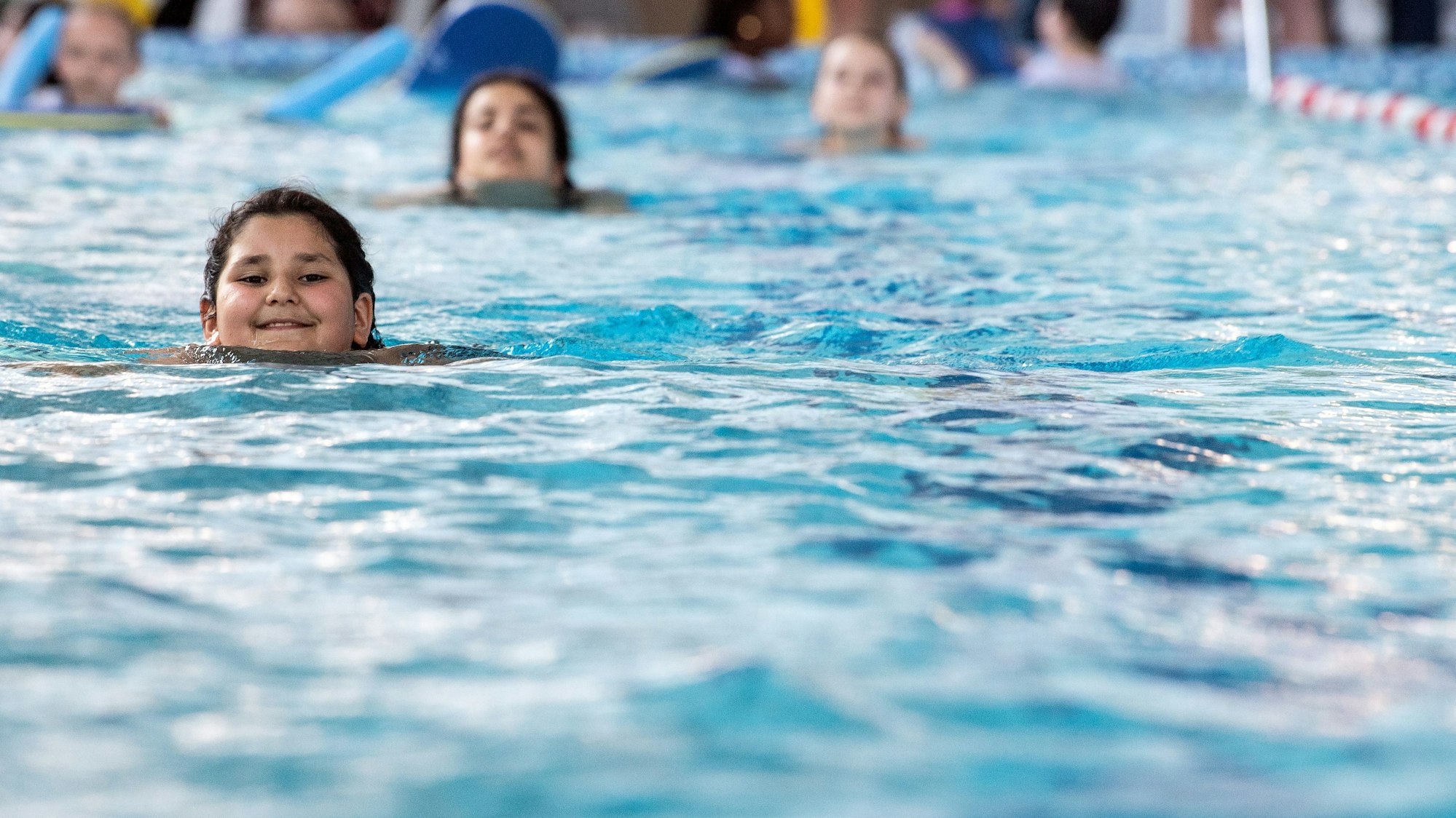 Kinder der Klasse 4b üben im Schwimmbad Düsselstrand Schwimmen.
