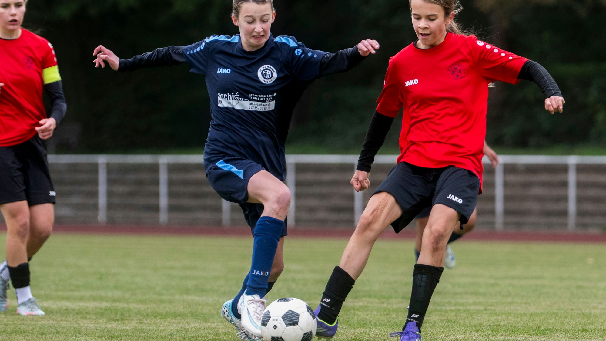 Zwei Spielerinnen aus Kommern und Zülpich kämpfen um den Ball.