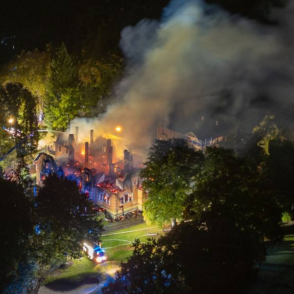 Das ehemalige Jagdschloss auf dem Gelände des Regensburger Golf- und Landclubs steht in Flammen.