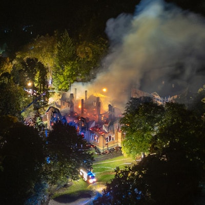 Das ehemalige Jagdschloss auf dem Gelände des Regensburger Golf- und Landclubs steht in Flammen.
