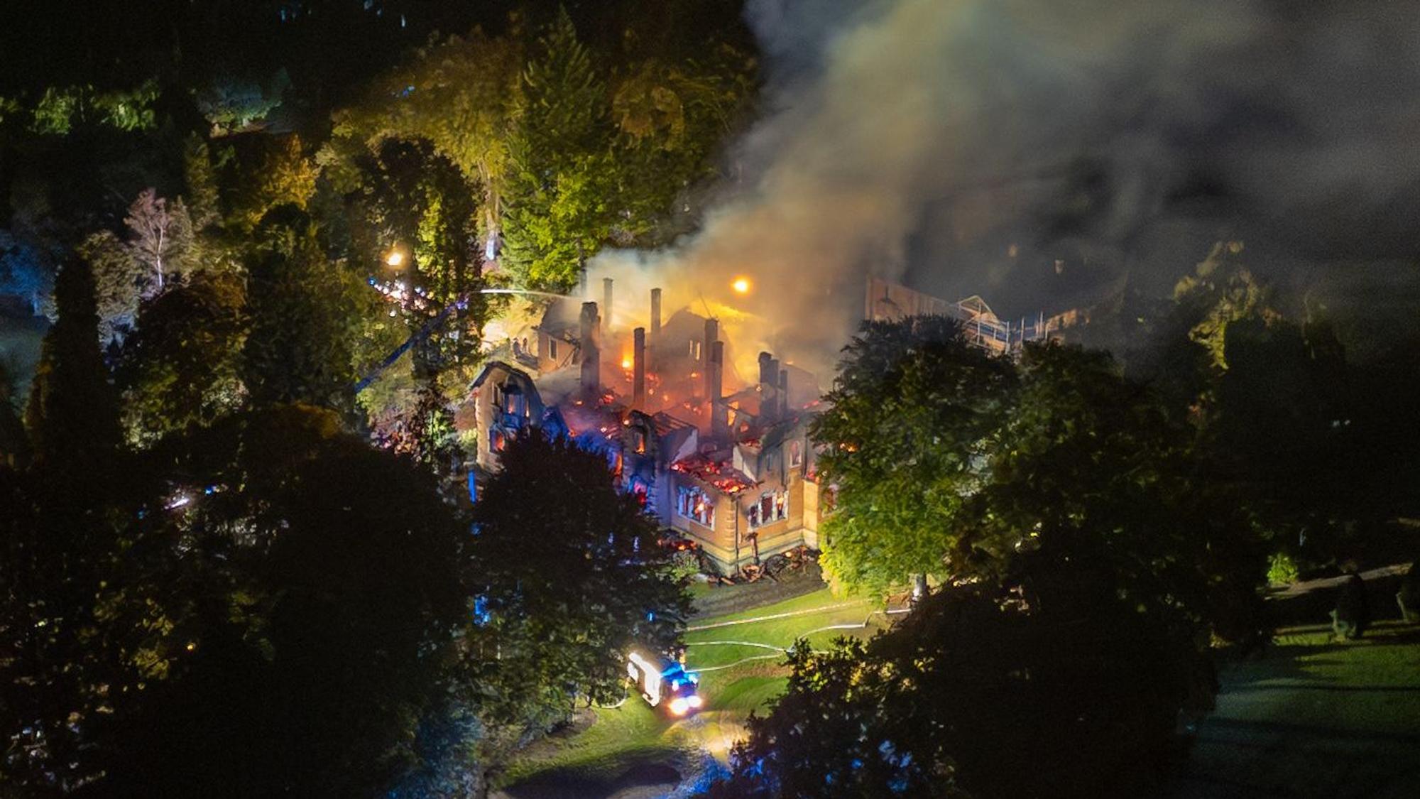 Das ehemalige Jagdschloss auf dem Gelände des Regensburger Golf- und Landclubs steht in Flammen.