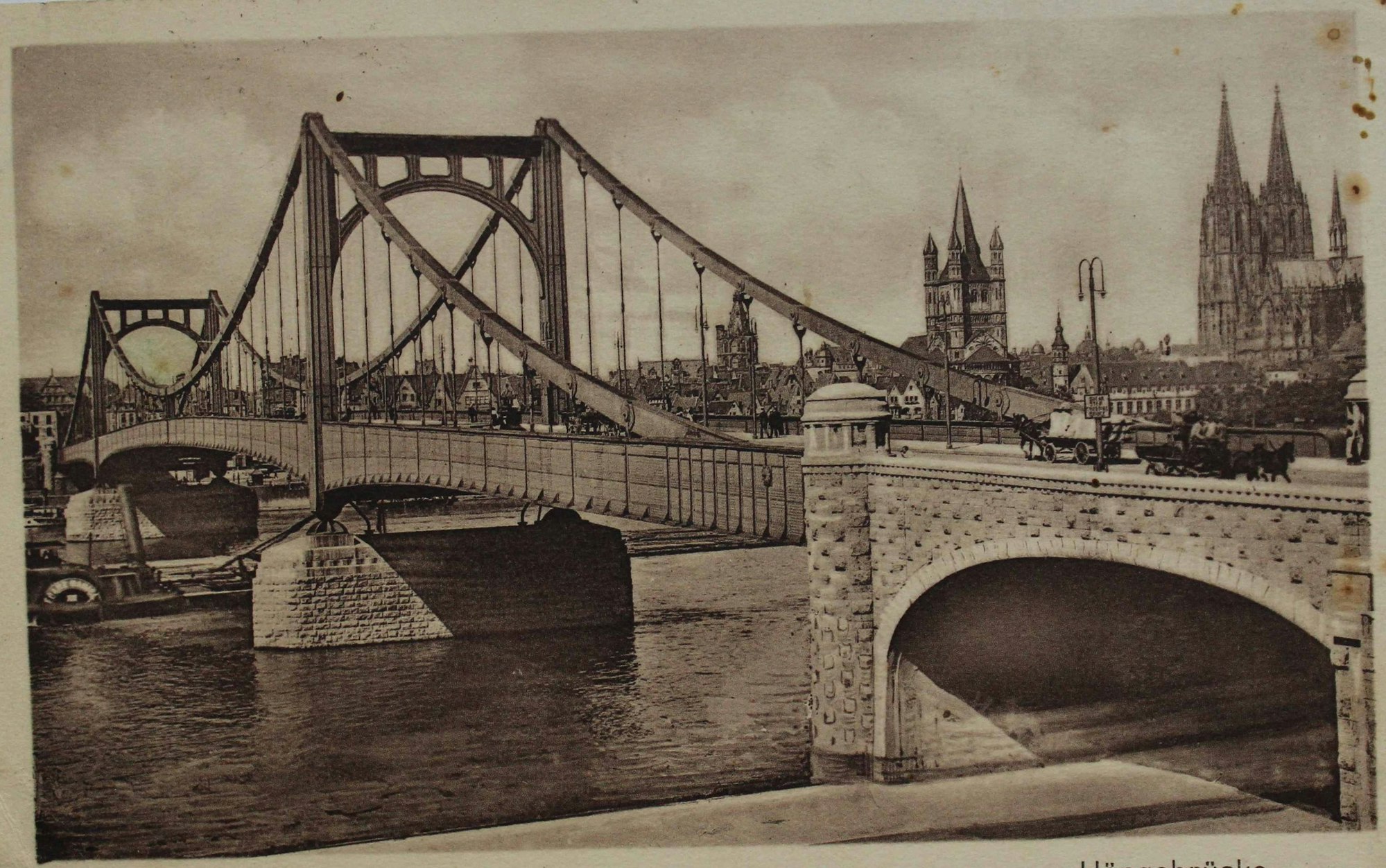 Die Deutzer Hängebrücke folgte 1915 der Schiffbrücke. Für den Neubau wurde eine breite Schneise in die Altstadt geschlagen.
