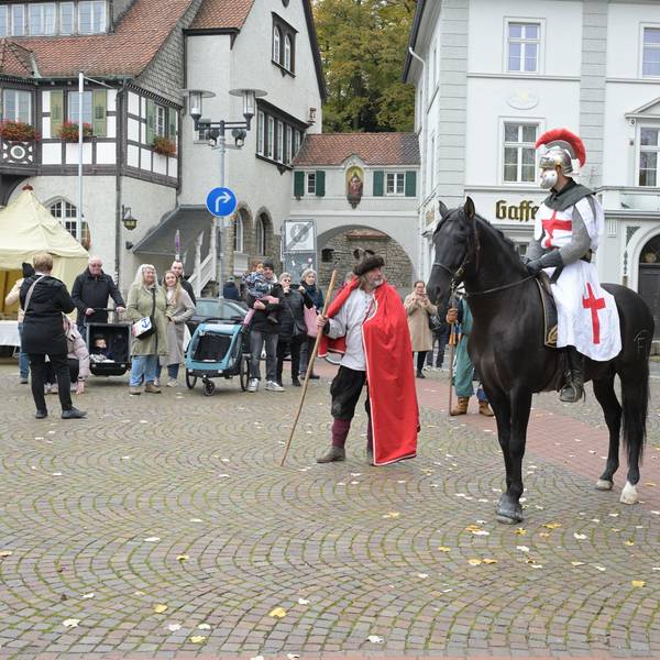 Martinsspiel mit einem mittelalterlichen Martinsdarsteller auf dem Konrad-Adenauer-Platz in Bergisch Gladbach.
