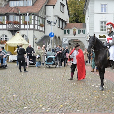 Martinsspiel mit einem mittelalterlichen Martinsdarsteller auf dem Konrad-Adenauer-Platz in Bergisch Gladbach.