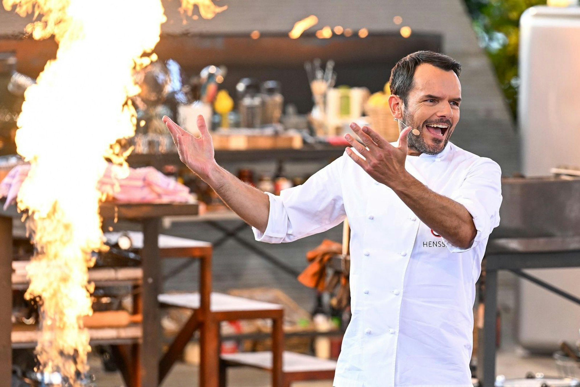 Steffen Henssler on Fire! Er gewann die Grill-Party mit 106:76, dem höchsten Sommer-Special-Sieg aller Zeiten. Ein echtes Erdrutsch-Grilling vom Maestro. (Bild: RTL/Markus Hertrich)