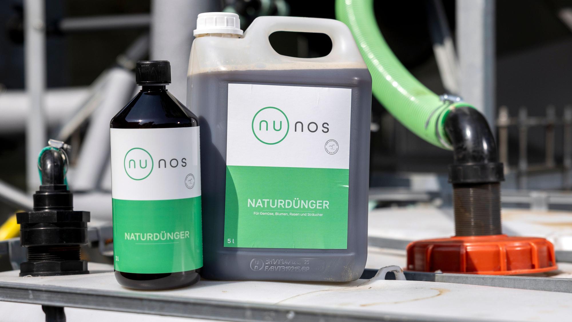 Zwei Flaschen Naturdünger