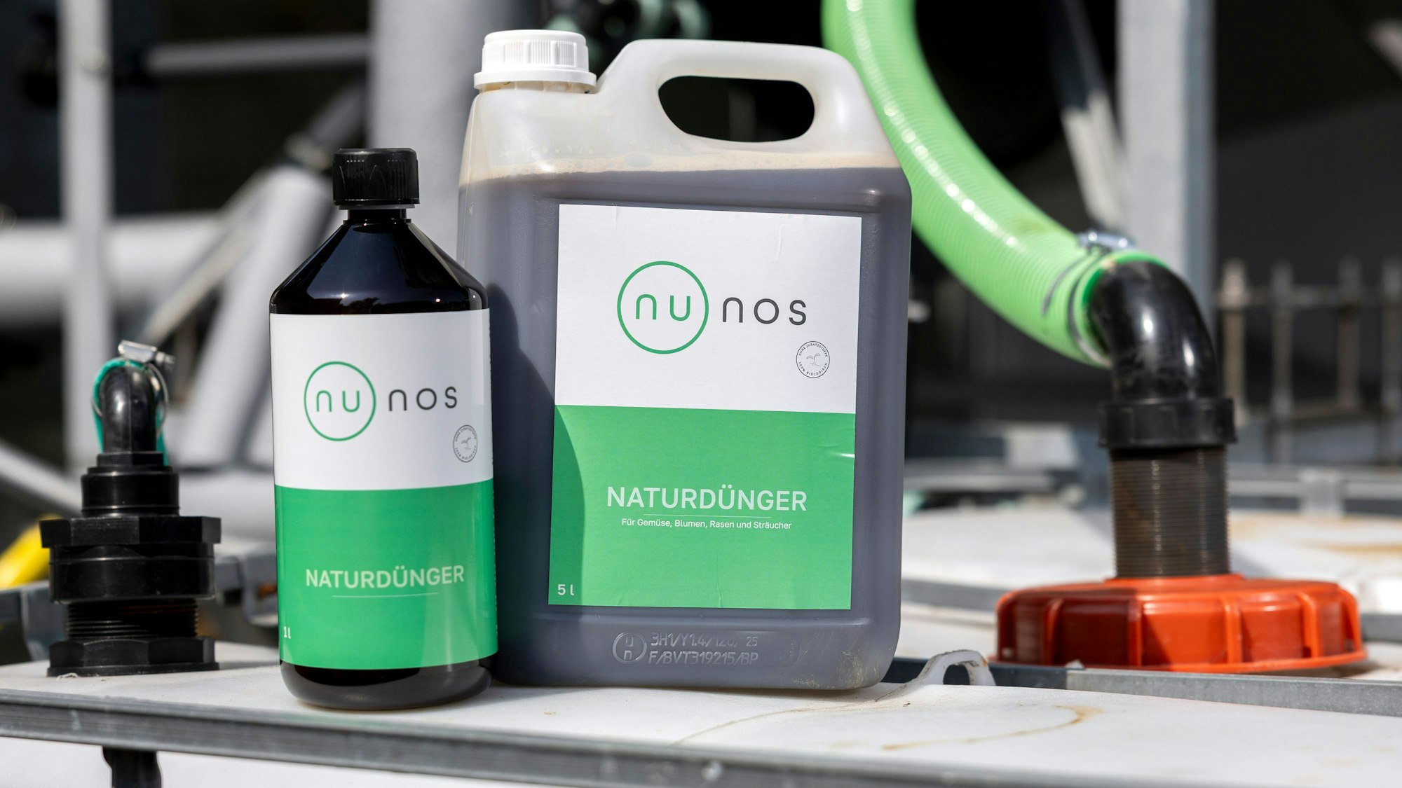 Zwei Flaschen Naturdünger