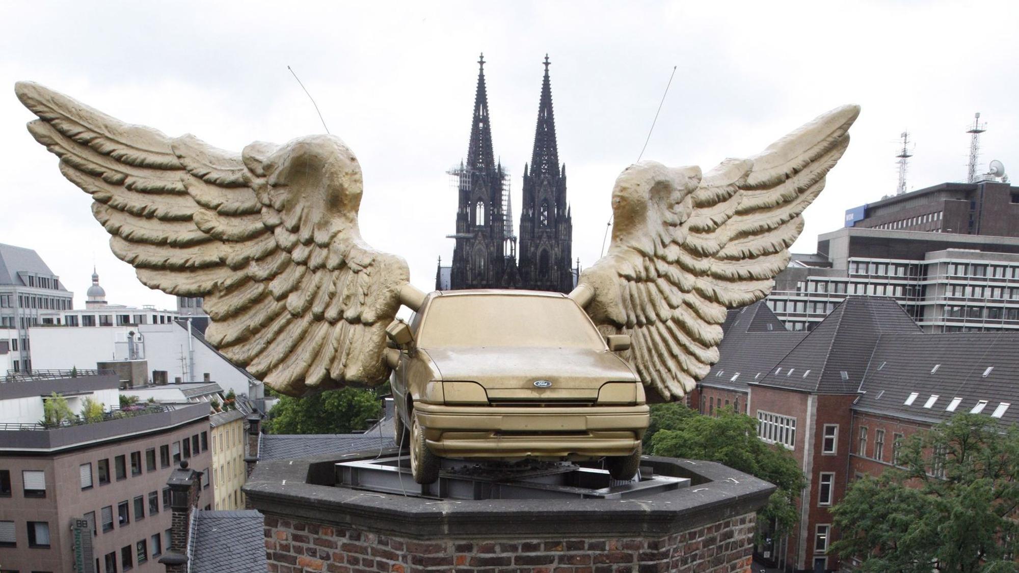Das Flügelauto auf dem Dach des Zeughauses.