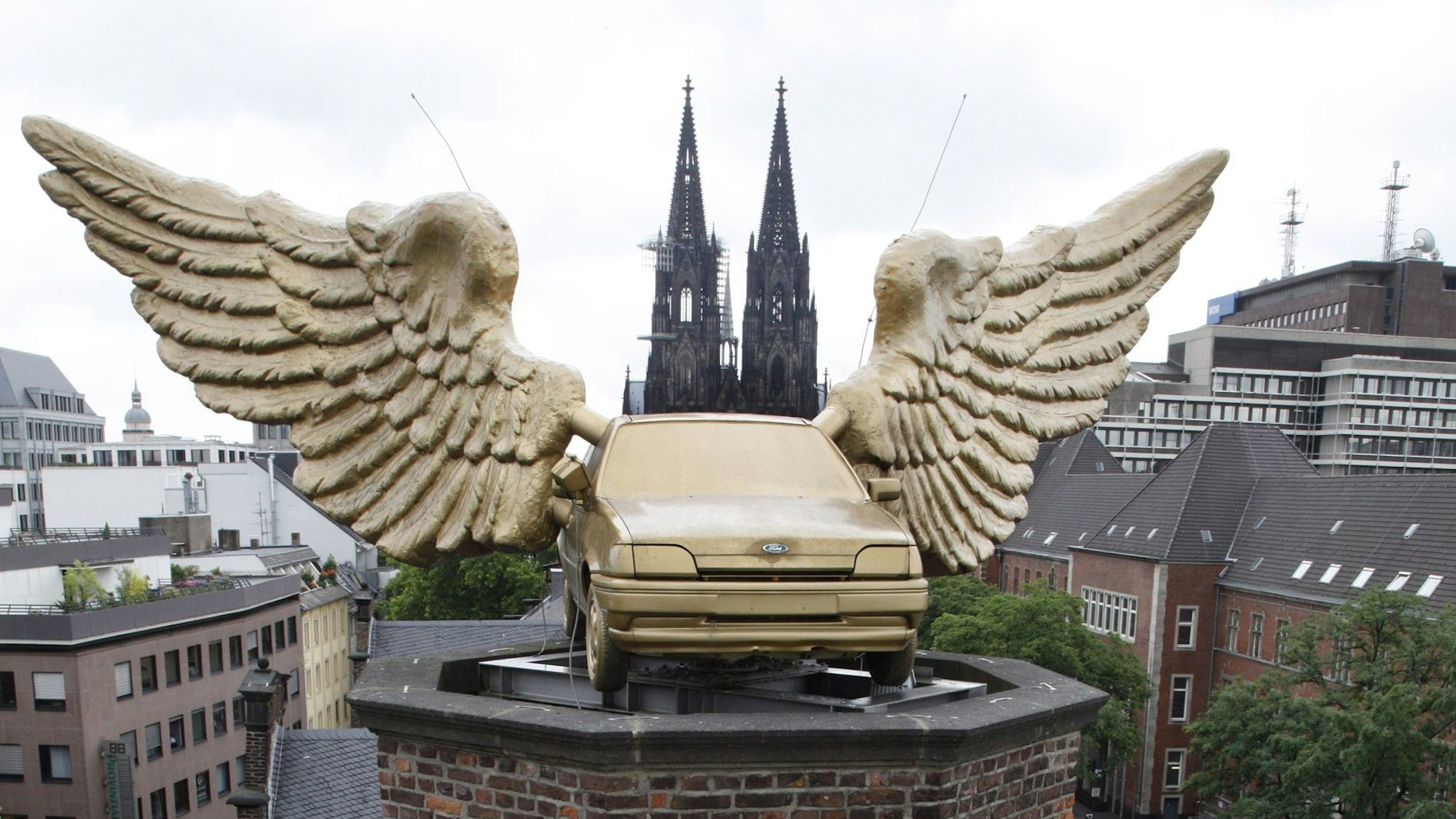 Das Flügelauto auf dem Dach des Zeughauses.