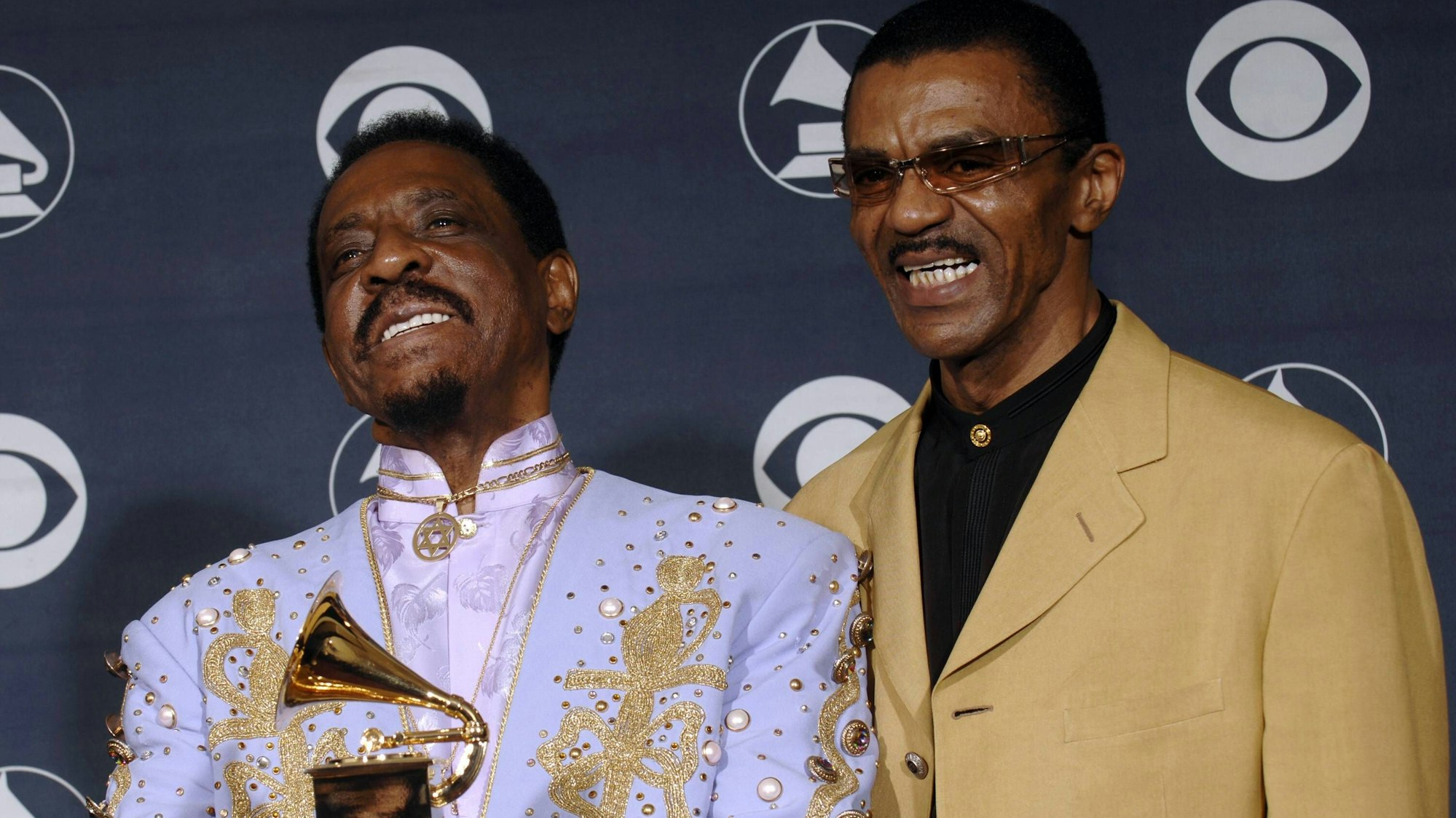 Ike Turner (links) und sein Sohn Ike Turner Jr. (USA) bei den 49. Grammy Awards in Los Angeles.