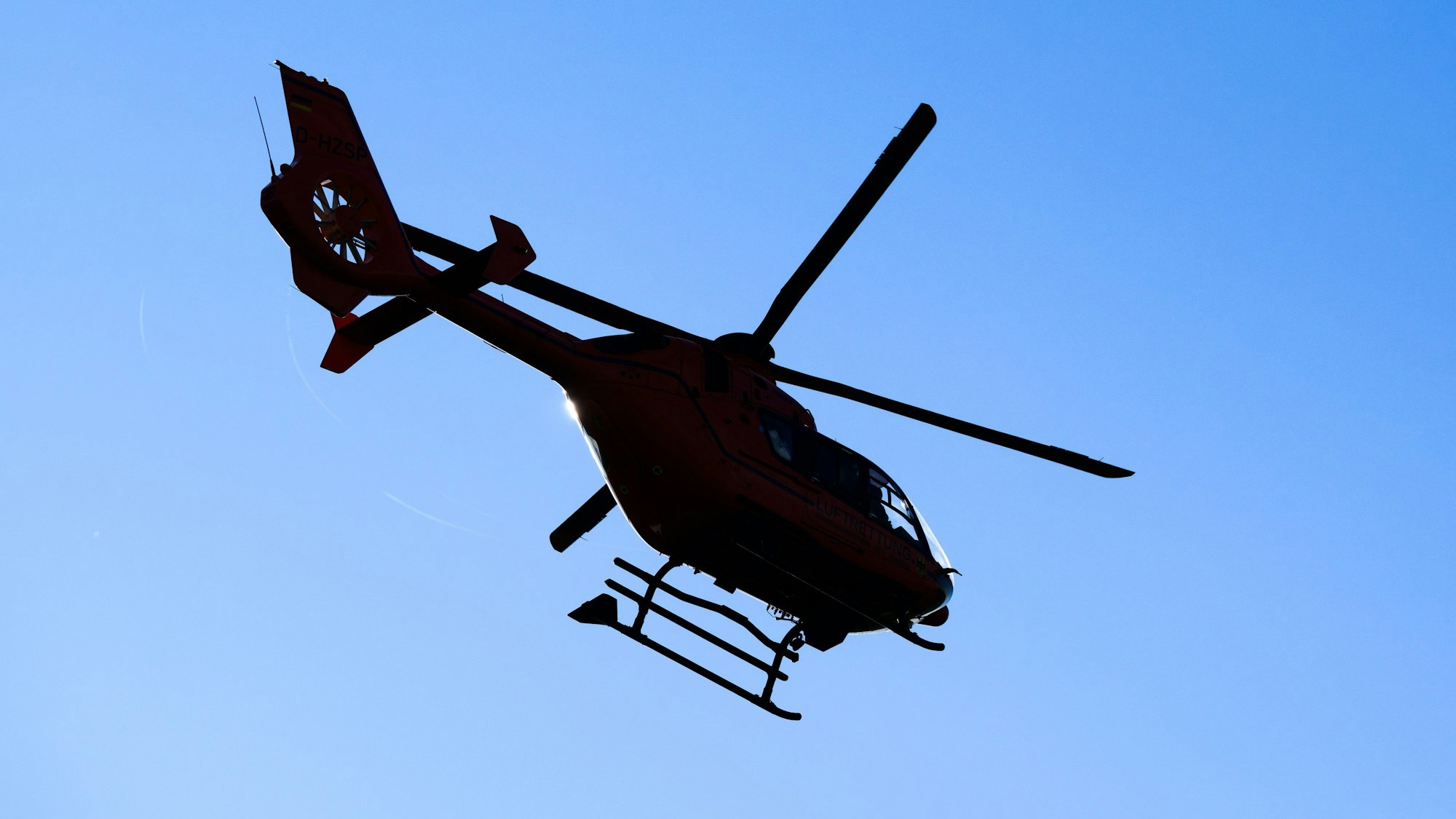 Ein Hubschrauber war auf dem Rückweg zu seinem Standort und entdeckte den Flüchtigen auf einem Grünstreifen. Das Symbolfoto zeigt den Rettungshubschrauber Christoph 4 der Luftrettung.