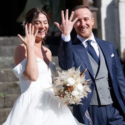 Joe Laschet und Andrea Laschet verlassen nach ihrer kirchlichen Trauung die Kirche St. Michael in Aachen