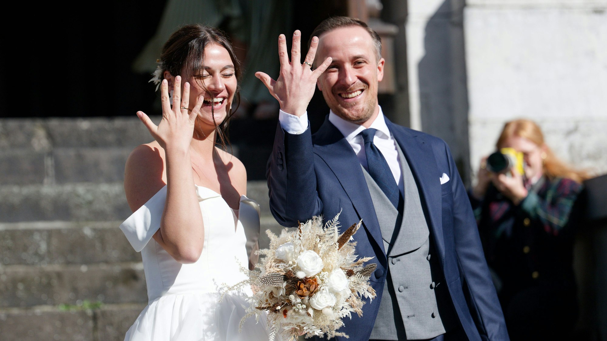 Joe Laschet und Andrea Laschet verlassen nach ihrer kirchlichen Trauung die Kirche St. Michael in Aachen