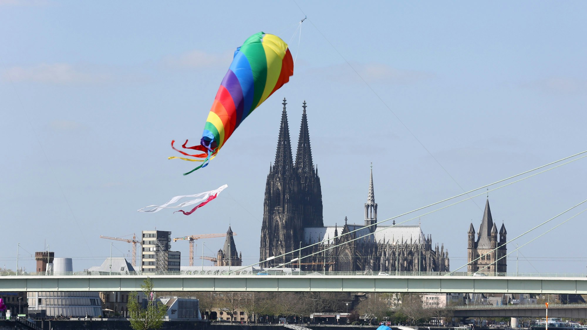 13.04.2020
Köln:
Ostermontag an den Polen Wiesen mit Drachensteigen
Foto: Martina Goyert