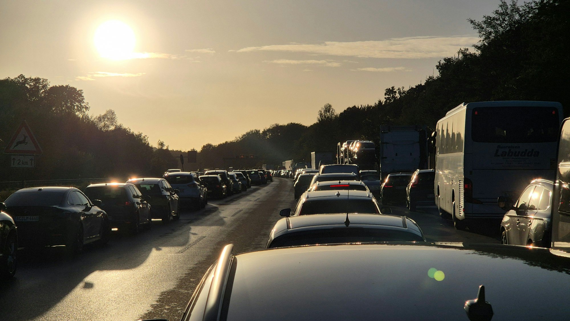 Auf der A4 zwischen Frechen-Nord und Köln-Klettenberg staute sich am Dienstagmorgen der Verkehr. (Symbolfoto)