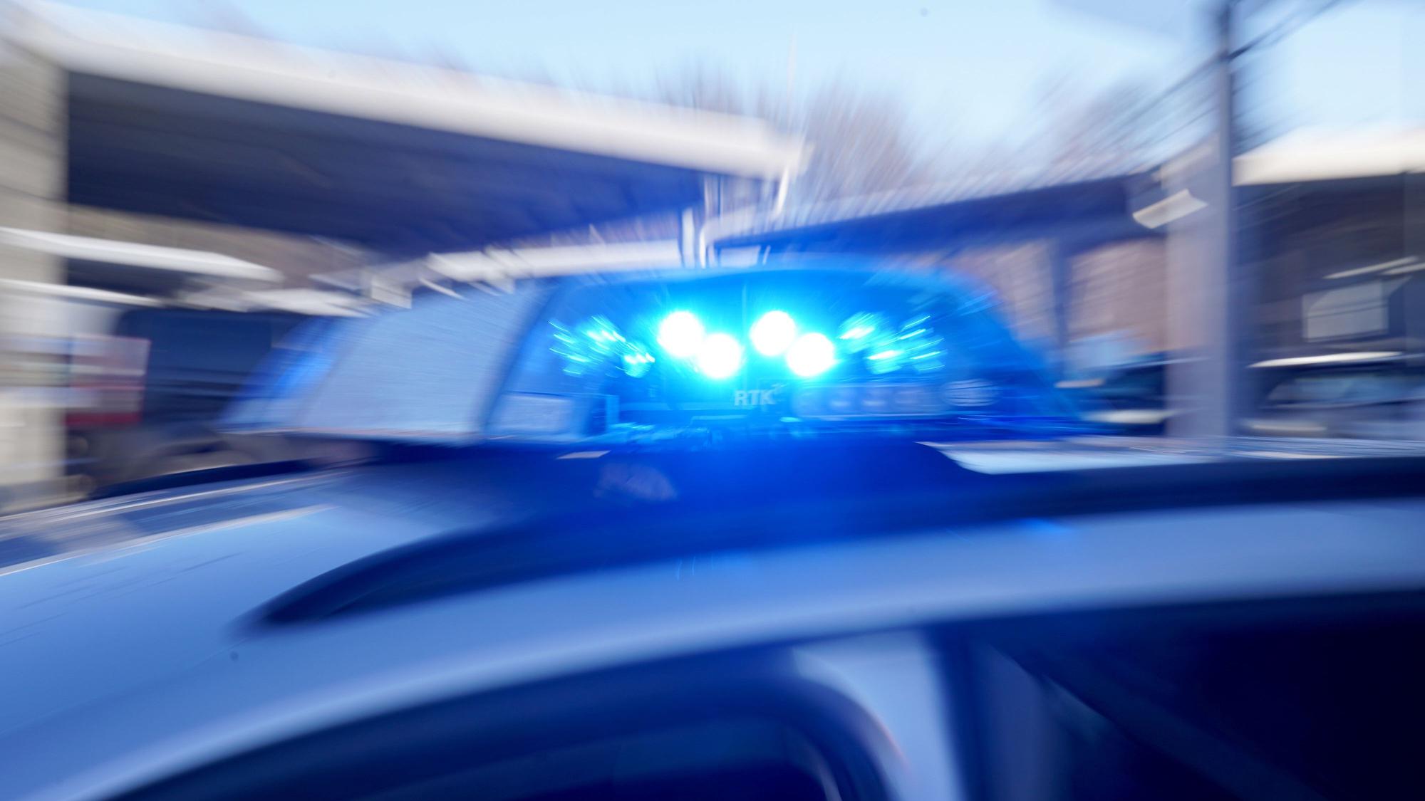 Die Polizei musste am Donnerstag (16. Oktober) auf der Hohe Straße in Köln einschreiten, als Fans bei Foot Korner randalierten (Blaulicht-Symbolfoto).