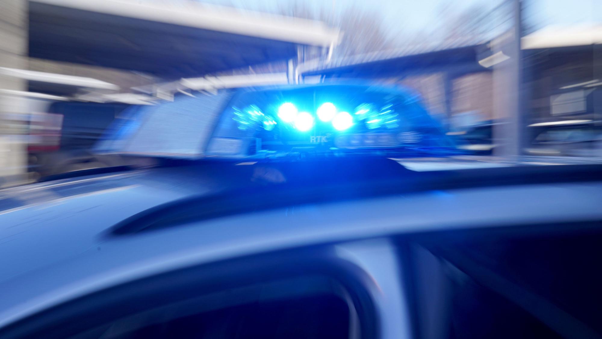 Polizei mit Blaulicht (Symbolfoto).