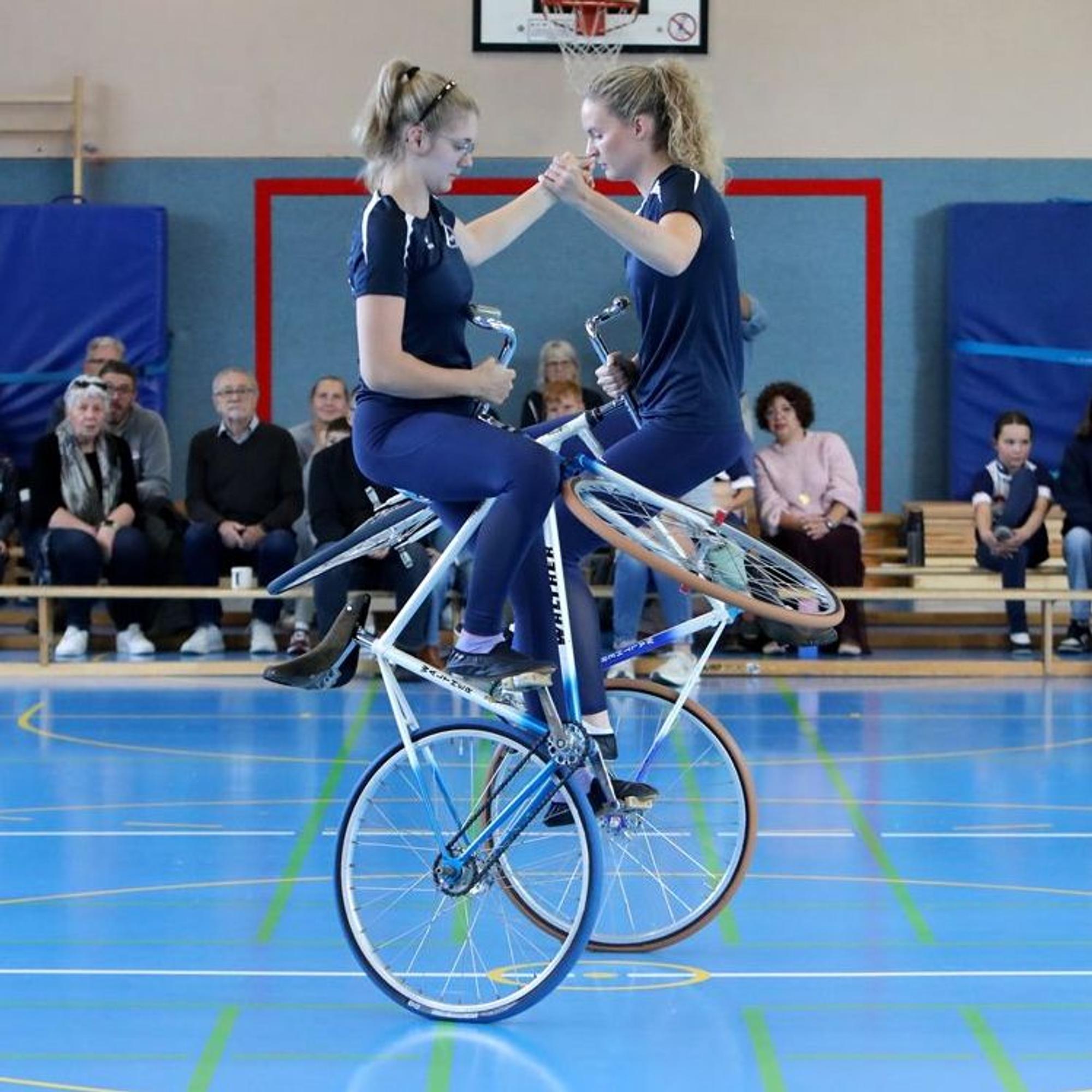 Kunstradfahren in Siegburg: Julia Laufenberg (links) und Leonie Lippok führen eine 2er-Kür auf.