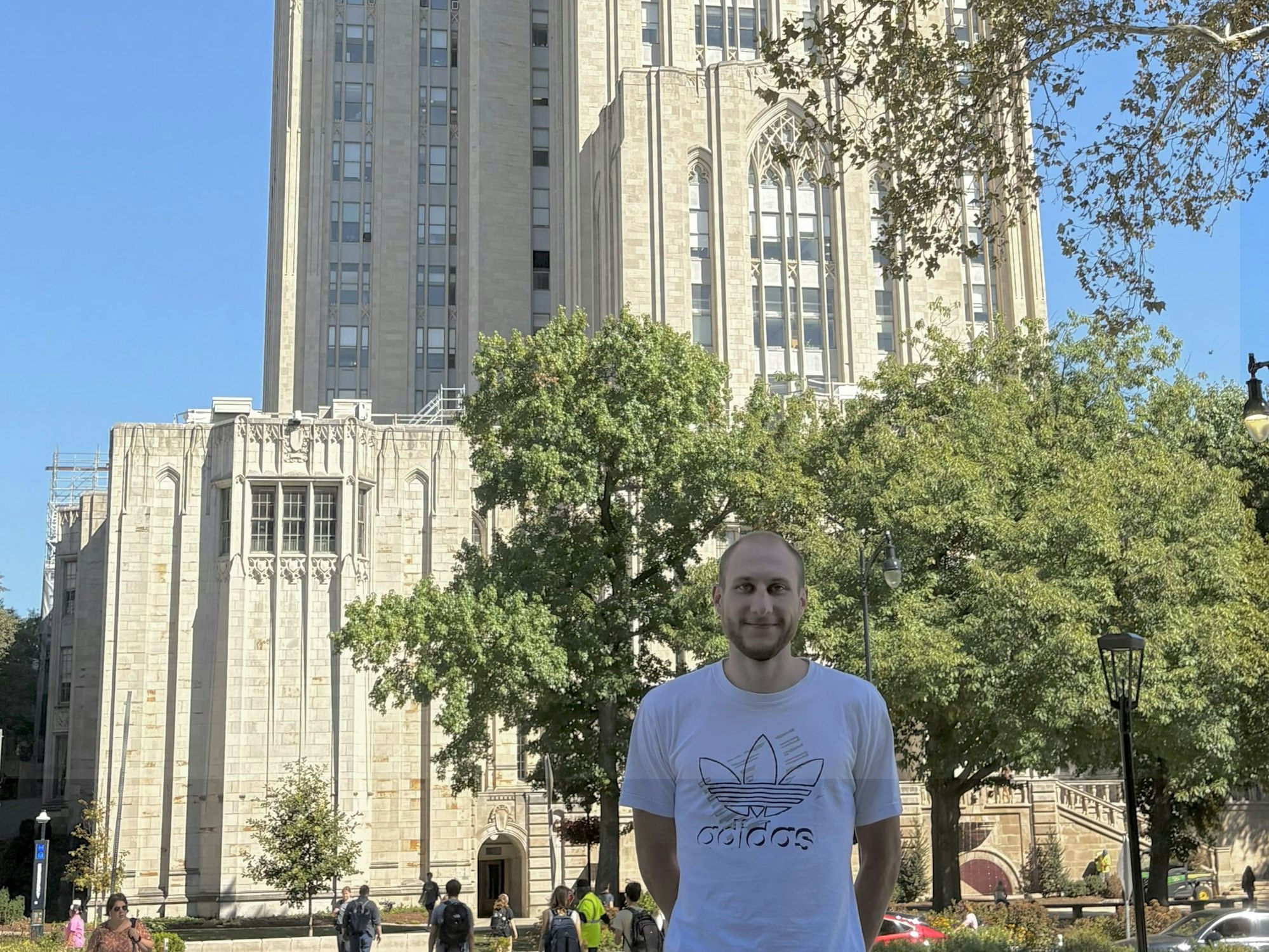 Student Benjamin Karenke vor dem berühmten Gebäude der University of Pittsburgh.