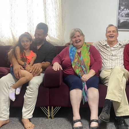 Das Bild zeigt die Familie von Ezzat Abdulla (links) und Medea Al Abdallah (rechts) und Angelika und Markus Schöneberger (Mitte), die sie bei Anträgen zur Einbürgerung unterstützen. Foto: Sandra Milden