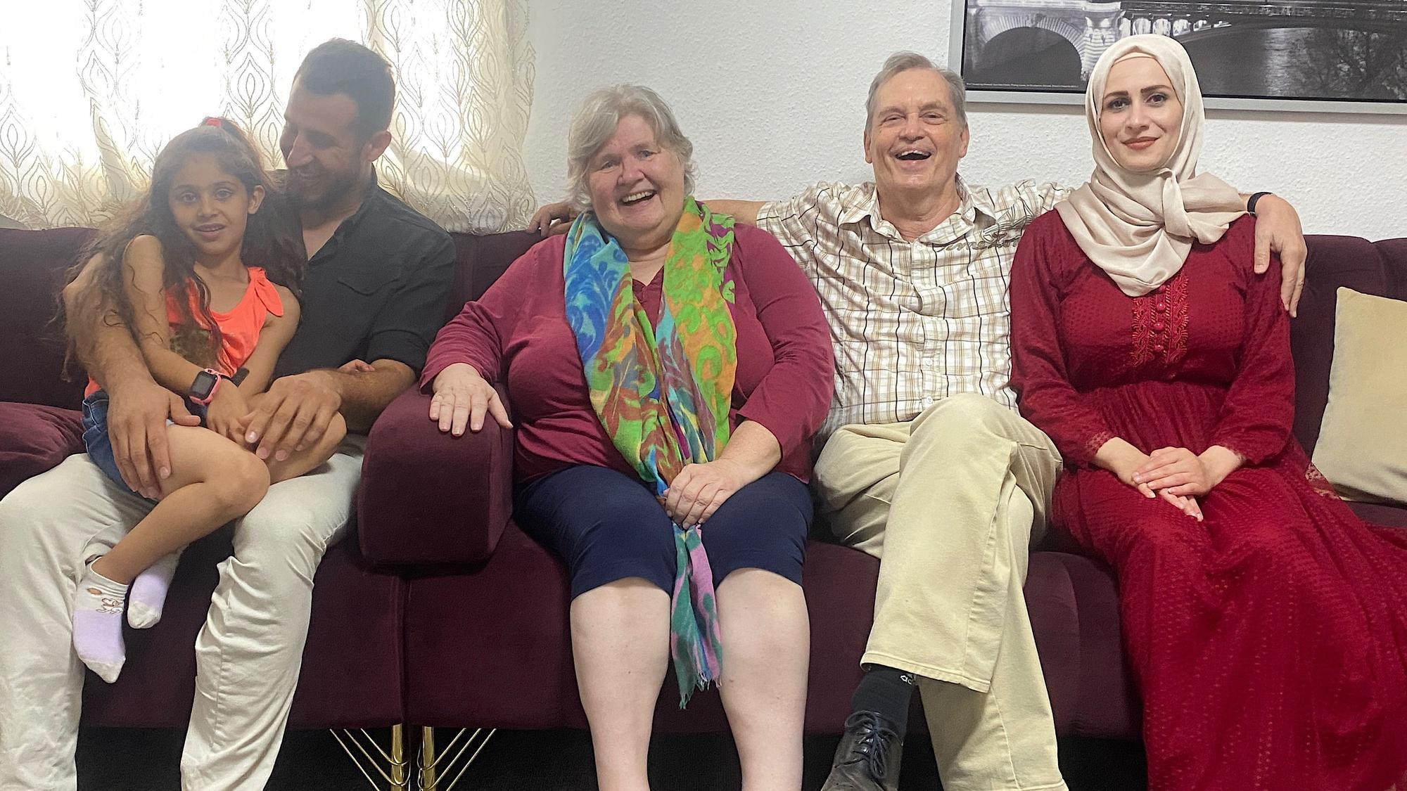 Das Bild zeigt die Familie von Ezzat Abdulla (links) und Medea Al Abdallah (rechts) und Angelika und Markus Schöneberger (Mitte), die sie bei Anträgen zur Einbürgerung unterstützen. Foto: Sandra Milden
