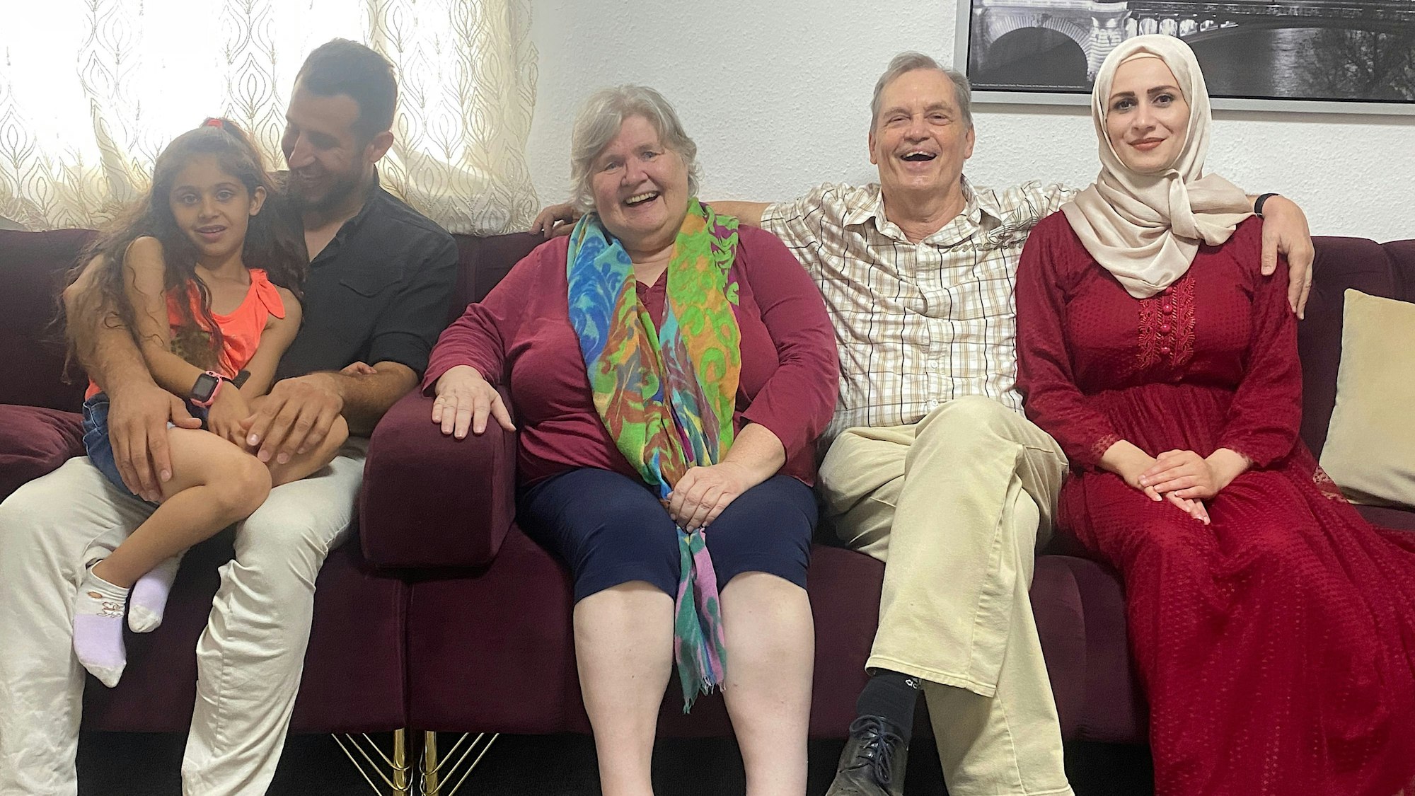 Das Bild zeigt die Familie von Ezzat Abdulla (links) und Medea Al Abdallah (rechts) und Angelika und Markus Schöneberger (Mitte), die sie bei Anträgen zur Einbürgerung unterstützen. Foto: Sandra Milden