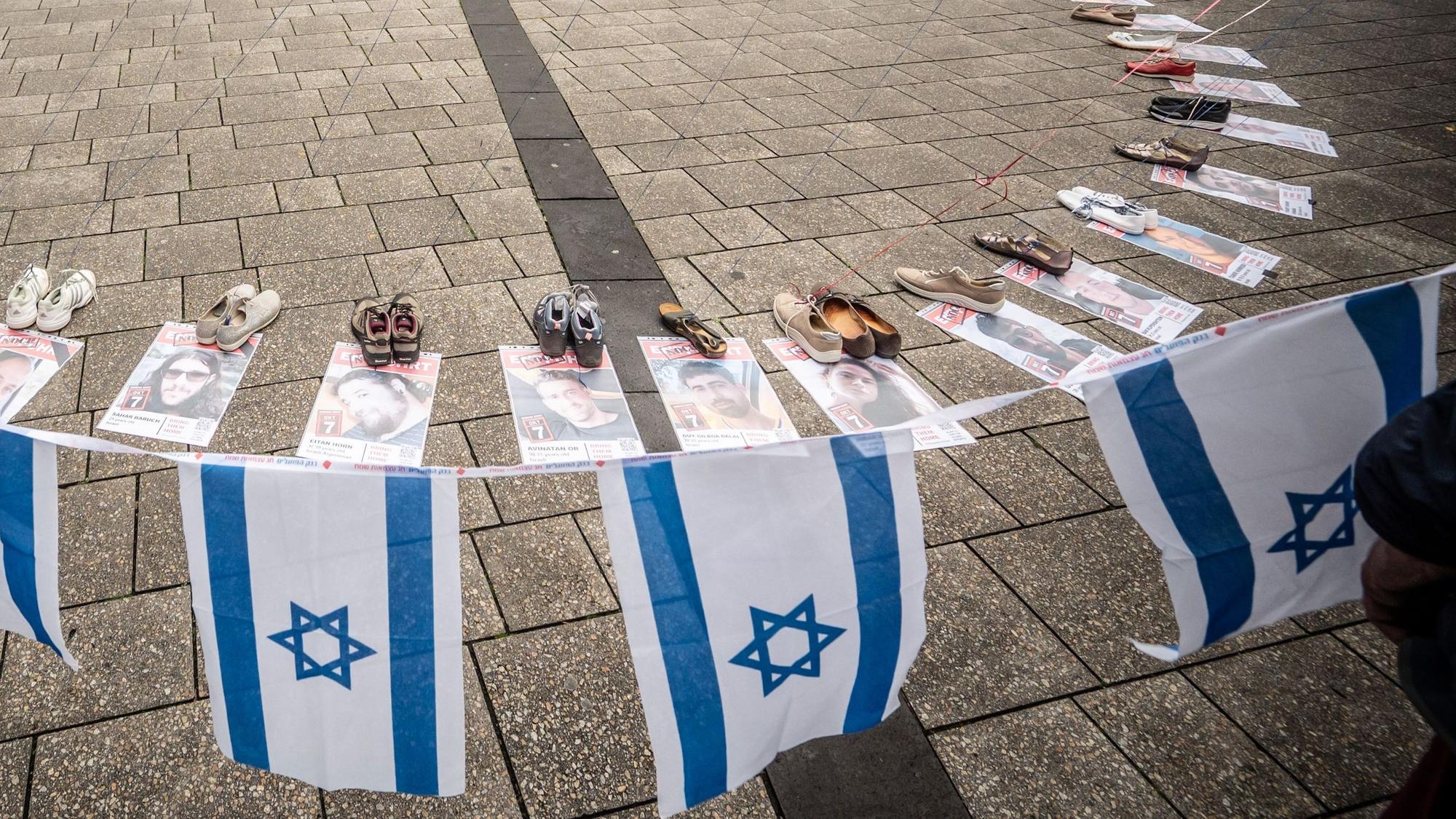 Mahnwache zum zweiten Jahrestag des Terrorüberfalls der Hamas auf Israel in Leverkusen.