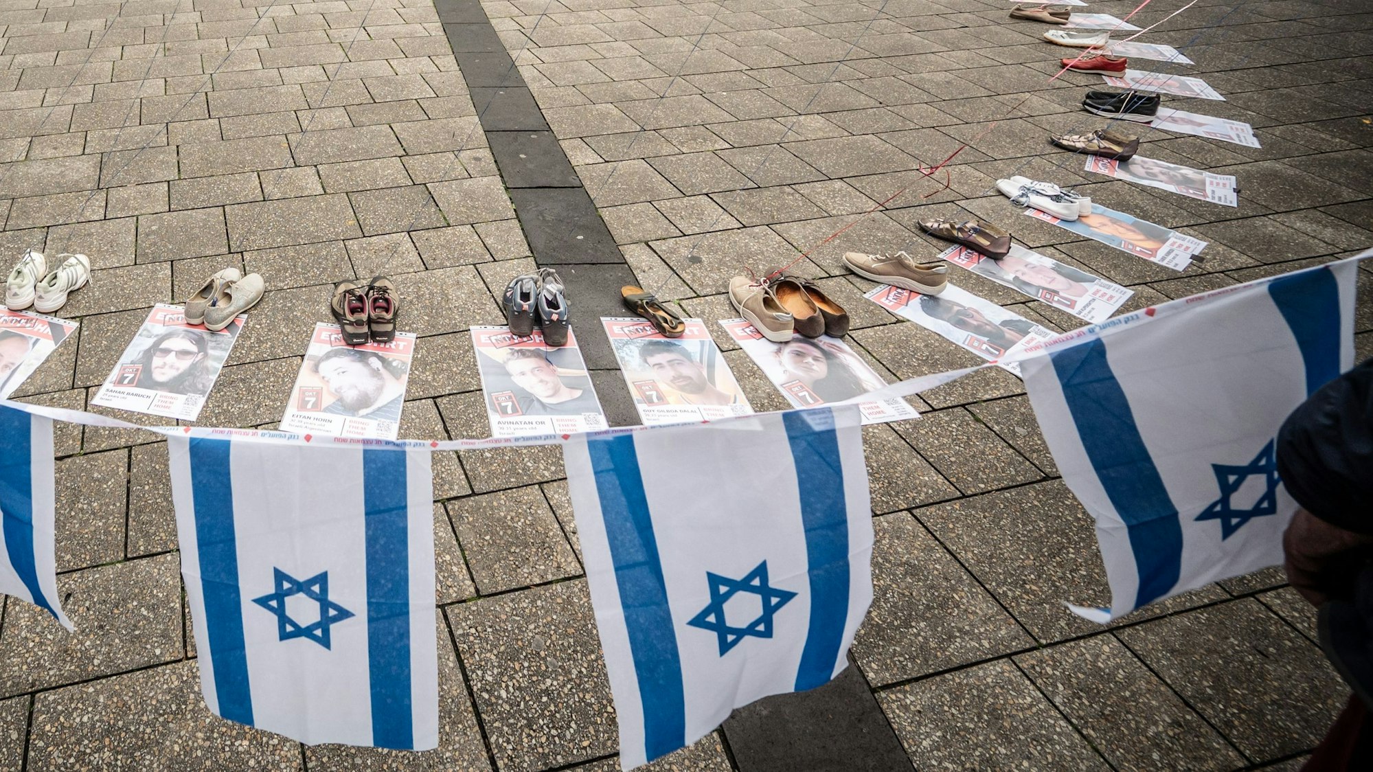 Mahnwache zum zweiten Jahrestag des Terrorüberfalls der Hamas auf Israel in Leverkusen.