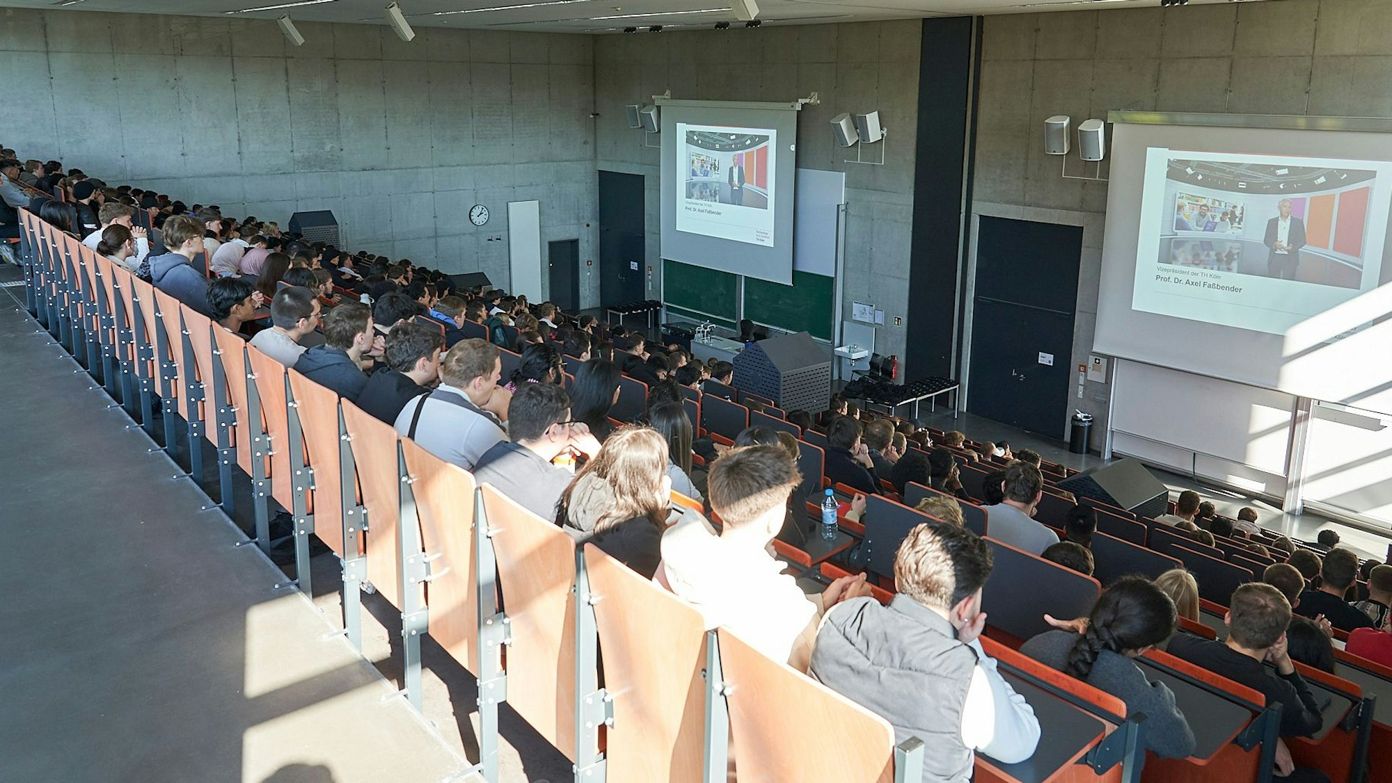Der Ferchau-Hörsaal war bei der Begrüßung gut gefüllt.