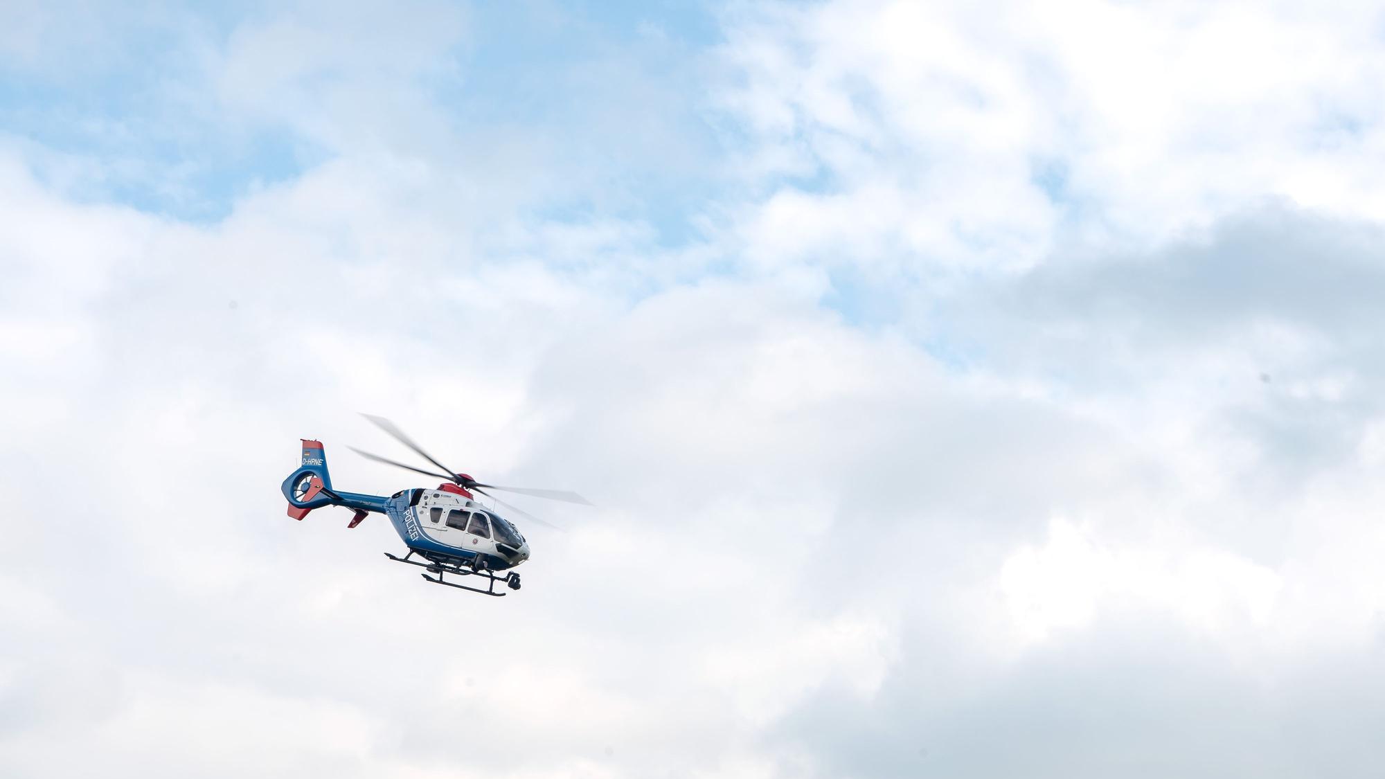 Ein Polizeihubschrauber im Einsatz.