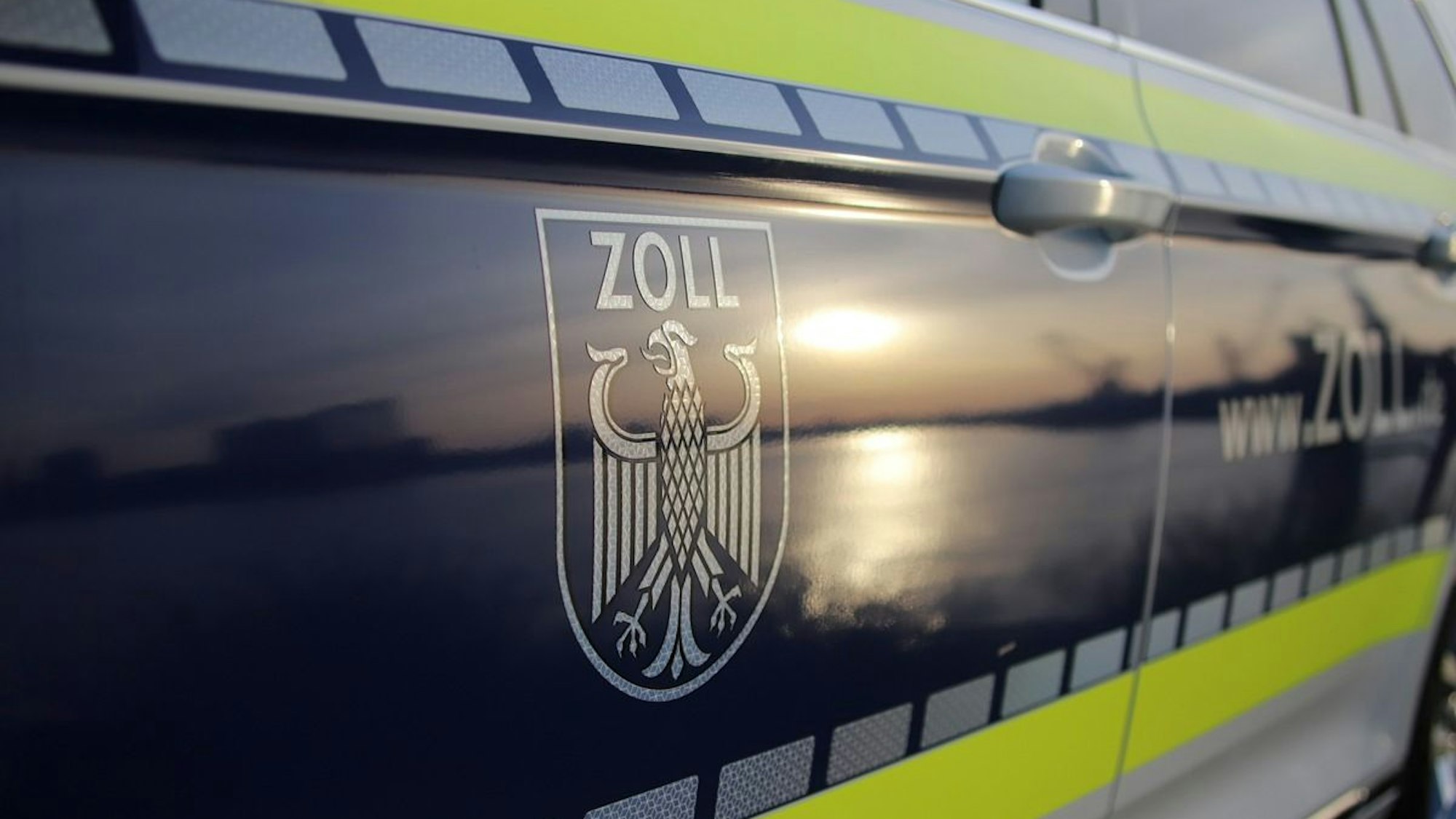 Ein Dienstfahrzeug des Zolls mit Blaulicht.