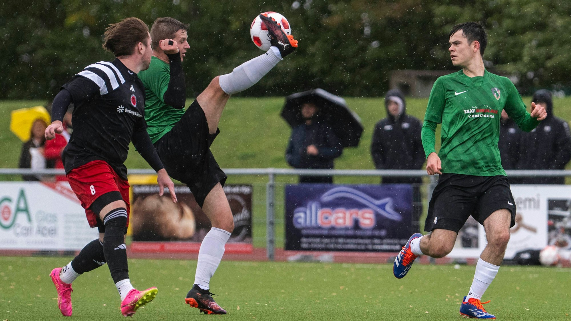 Ein Spieler der SG Flamersheim/Kirchheim nimmt den Ball in Kopfhöhe mit dem Fuß an.